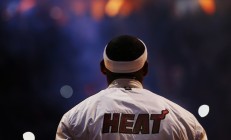 世界杯预选赛首回合对决在即！圣安东尼奥马刺演练定位球，巴黎圣日耳曼密集防守应对