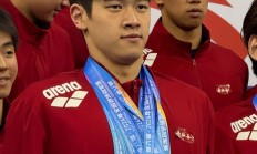 包含法国游泳队队员表现出色，助力团体夺得冠军的词条