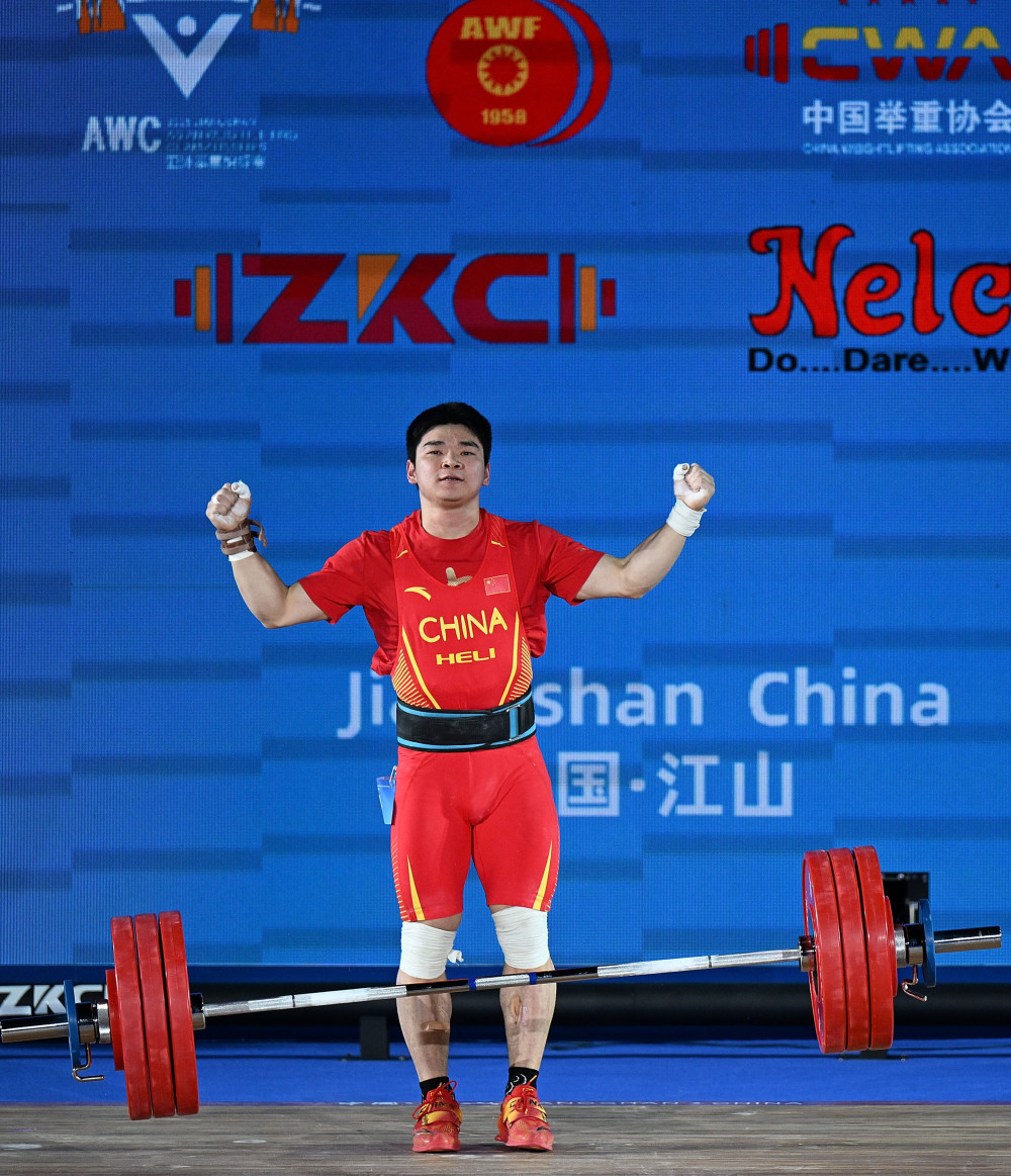 印度尼西亚选手在举重项目夺冠