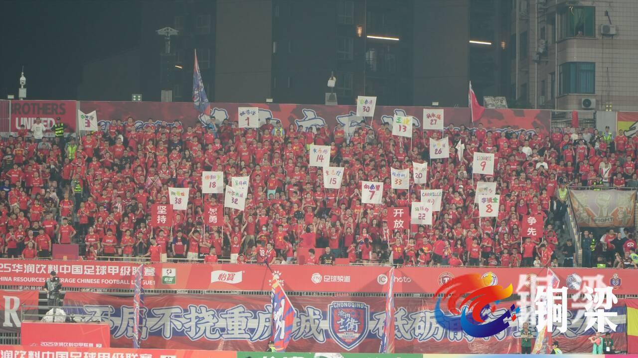 球场激情奔放，球员们拼尽全力
