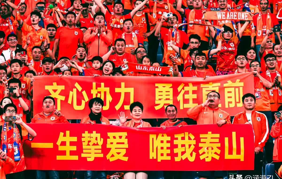 包含泰山重伤倒地，本菲卡全队围拢祈祷，场面感人的词条