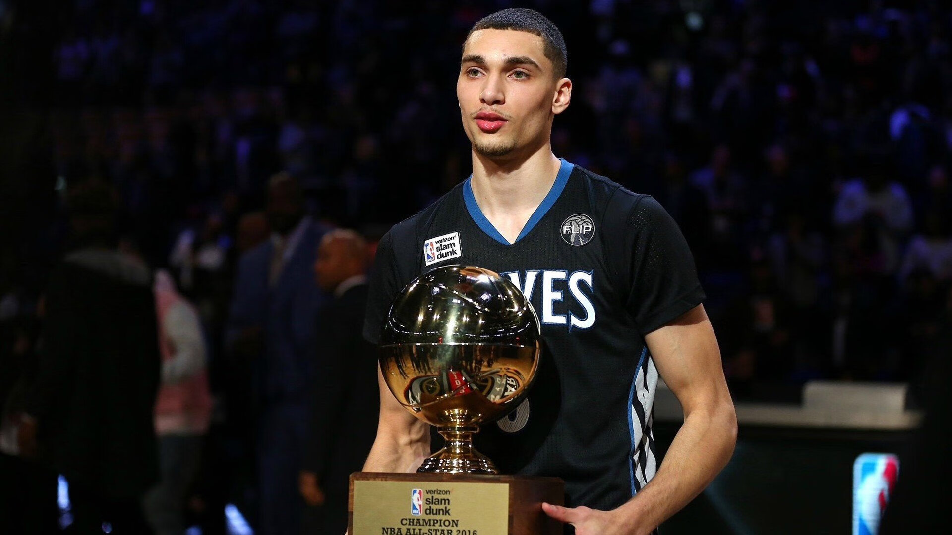 费德勒回归赛场,突破纪录首场状态亮眼,公牛观众沸腾!