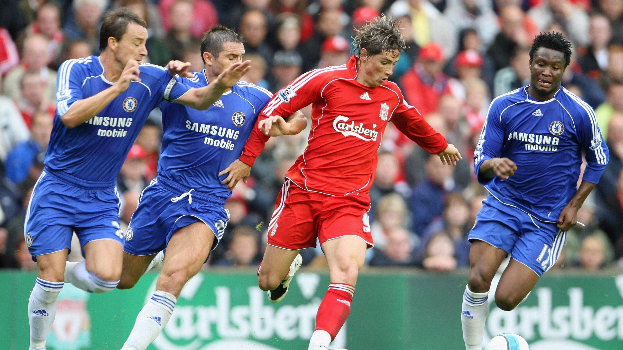 费德勒回归赛场,突破纪录首场状态亮眼,公牛观众沸腾!